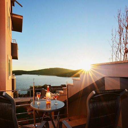 Villa Mirta Тисно Экстерьер фото